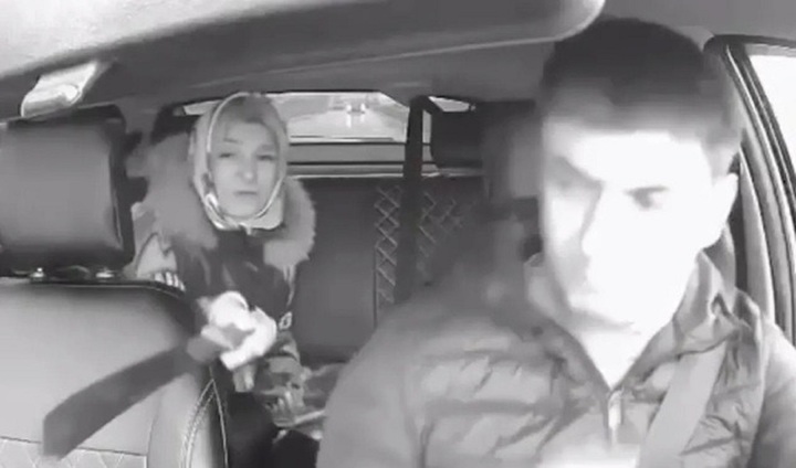 Không chịu được tiếng nhạc trong xe, người phụ nữ rút dao đe dọa tài xế taxi