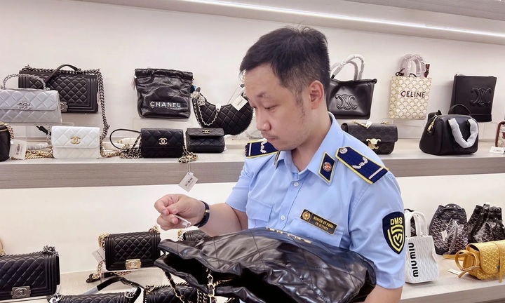 QLTT Hà Nội siết hàng lậu qua đường bưu chính: Nhiệm vụ cấp bách trong thời kỳ thương mại điện tử bùng nổ