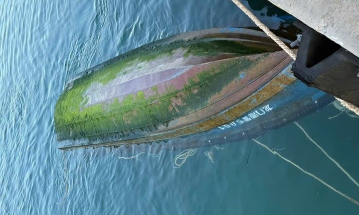 Cận cảnh chiếc thuyền không người lái trôi dạt vào đặc khu Cồn Cỏ