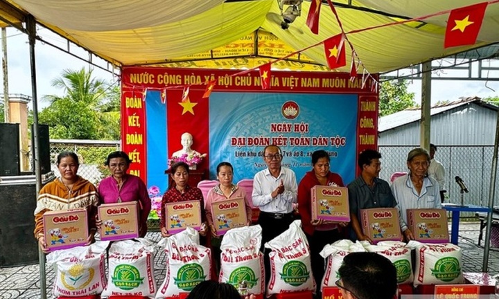 Ngày hội Đại đoàn kết 2025: Hội Luật gia TP. Cần Thơ trao học bổng, phổ biến pháp luật tại Thới Hưng