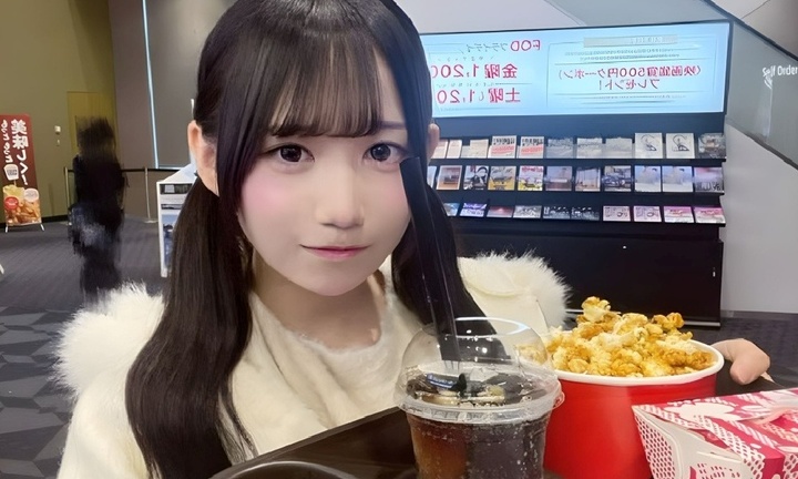 Nữ idol 17 tuổi mất sự nghiệp vì  "lộ " ảnh bạn trai qua chiếc ly nước