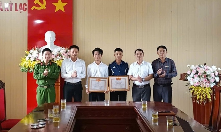 Khen thưởng nam sinh lớp 11 cùng hai người dũng cảm cứu người đuối nước ở Hà Tĩnh