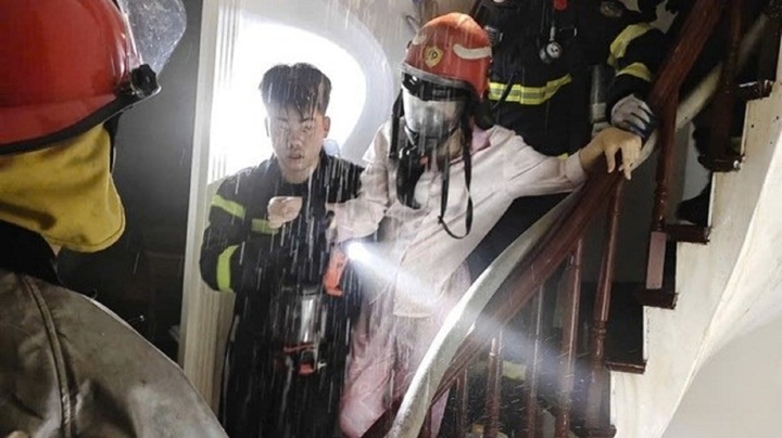 Cháy nhà 7 tầng ở Hà Nội, cảnh sát kịp thời giải cứu người dân mắc kẹt