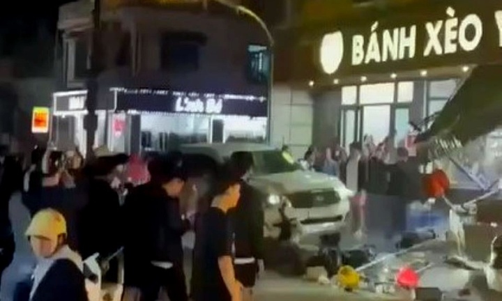 Xác minh vụ ô tô 7 chỗ lao vào cửa hàng ăn rồi rồ ga bỏ chạy
