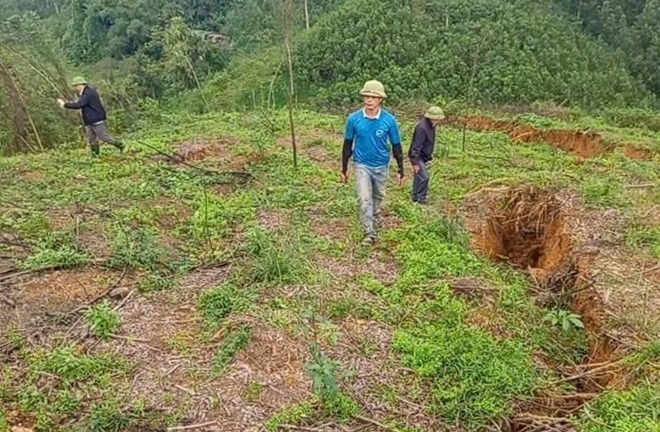 Cận cảnh  vết nứt dài 150m trên đồi ở Hà Tĩnh: Cấm đường, sơ tán dân