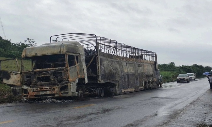 Clip: Hiện trường vụ ô tô chở 128 xe máy bất ngờ bốc cháy trơ khung