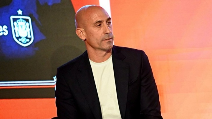 Cựu Chủ tịch LĐBĐ Tây Ban Nha bất ngờ bị ném trứng trong buổi ra mắt sách