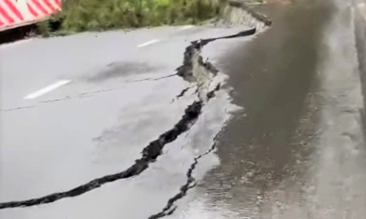 Đèo Prenn ở Lâm Đồng sạt lở, xuất hiện vết nứt dài hàng chục mét dẫn xuống vực sâu