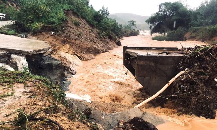 Lũ dữ cuốn gãy đôi cầu ở Quảng Ngãi