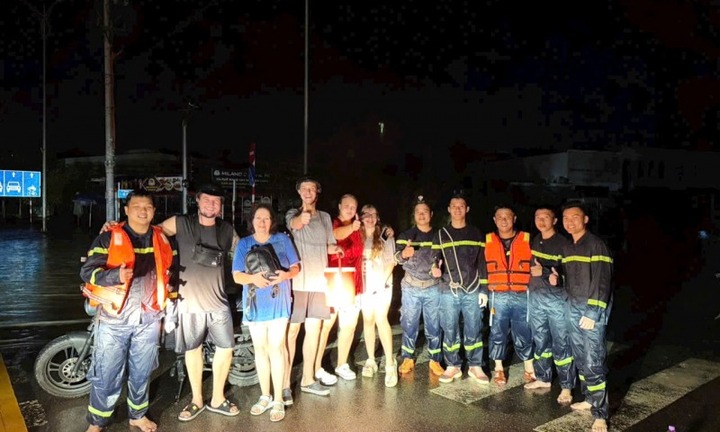 Cảnh sát giải cứu 3 du khách Nga mắc kẹt giữa vùng lũ ở Khánh Hòa