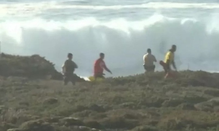 Đau lòng: Con gái bị sóng cuốn xuống biển, bố lao xuống cứu, tử vong thương tâm