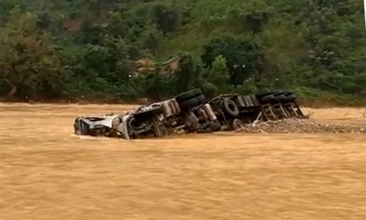 Nước lũ rút lộ xe container, 100 người nỗ lực tìm kiếm tài xế 