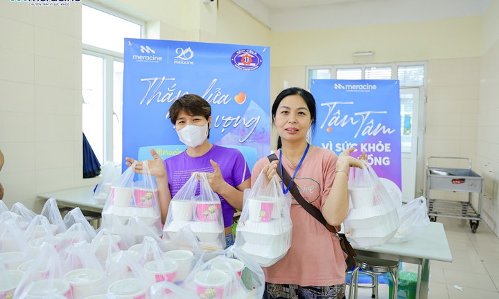 Dược phẩm Meracine lan tỏa yêu thương tới đồng bào vùng bão lũ và bệnh nhân ung thư có hoàn cảnh khó khăn