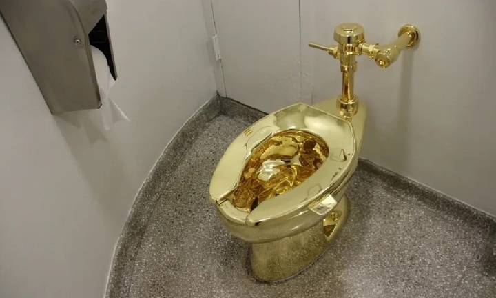 Hàng dài người xếp hàng chỉ để ngắm chiếc bồn cầu bằng vàng 18 carat, được định giá hơn 200 tỷ đồng