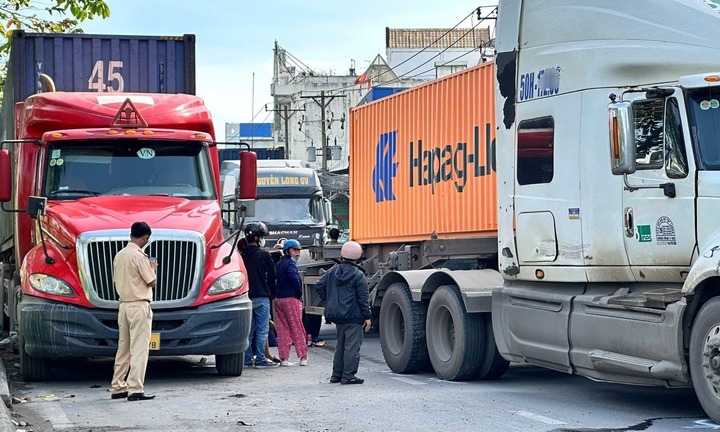 Hiện trường vụ tai nạn giao thông ở TP.HCM, nữ sinh lớp 9 tử vong thương tâm