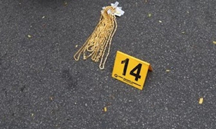 Nhặt được tiền, dây chuyền vàng bạc rơi, không trả lại có bị xử lý hình sự?