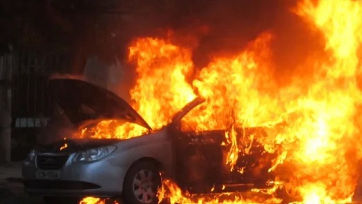 Người đàn ông say xỉn phóng hỏa khiến ô tô chìm trong biển lửa, gây án mạng thương tâm