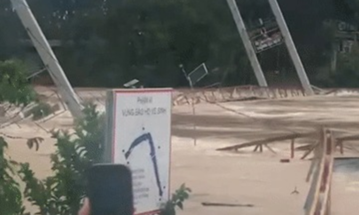 Clip: Khoảnh khắc nước lũ