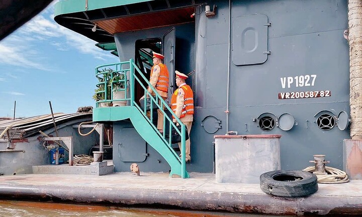 Hà Nội: Cảnh sát giao thông đường thủy ra quân xử lý 4 nhóm hành vi vi phạm