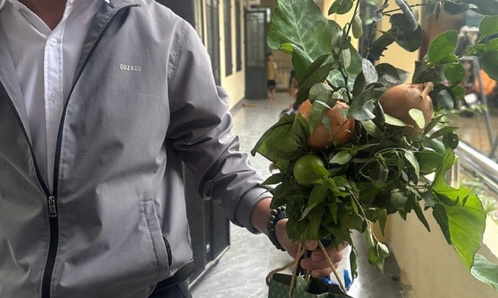 Hiệu trưởng xúc động nhận 