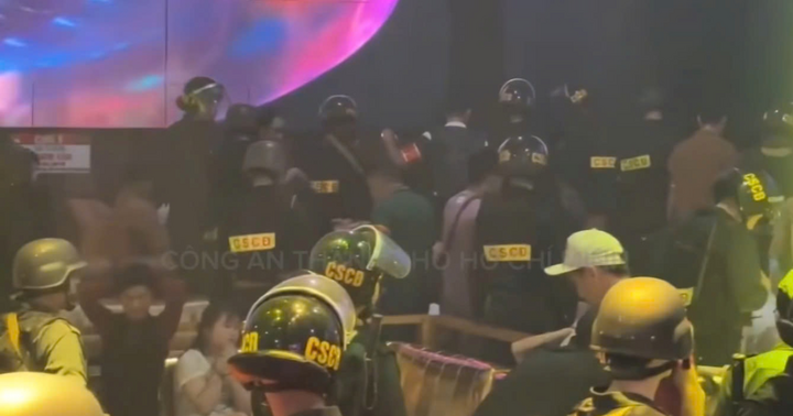 Hơn 300 cảnh sát đồng loạt tấn công 3 tụ điểm ma túy ở Hà Nội, thu nhiều súng đạn