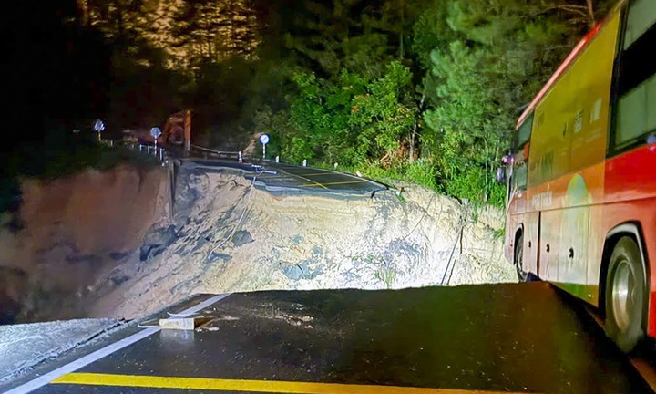 Lâm Đồng: Đèo Mimosa sạt sâu 30m, thót tim cảnh xe khách ngấp nghé miệng hố