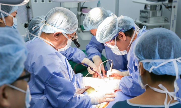 Bóc thành công khối u quái gần 2kg chèn ép vùng cổ cụ bà 81 tuổi