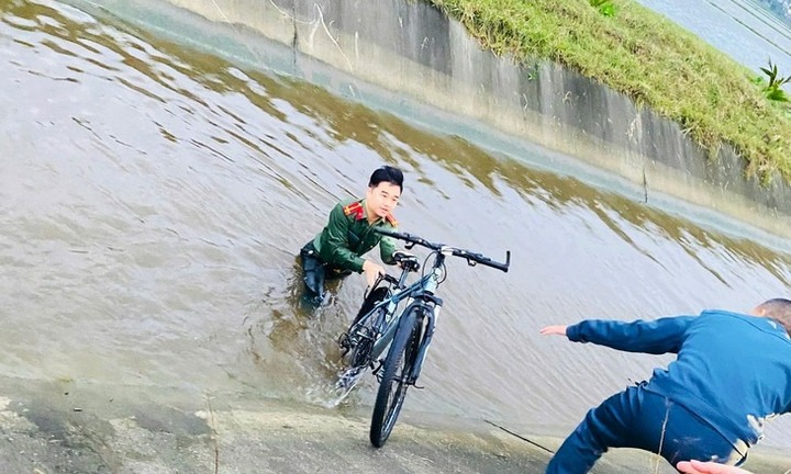 Thượng úy công an cứu nam sinh lớp 5 bị gió thổi bay xuống kênh nước