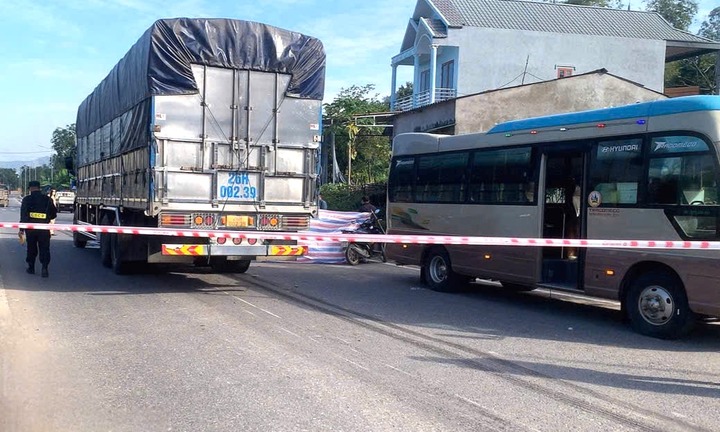 Tin tức tai nạn giao thông mới nhất ngày 21/11: Xe tải va chạm xe máy trên quốc lộ, một người tử vong