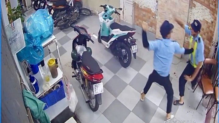 Mâu thuẫn trong việc dắt xe cho khách, bảo vệ tấn công đồng nghiệp tử vong