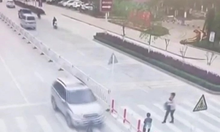 Clip: Cậu bé bị ô tô tông trúng vì mẹ mải mê sử dụng điện thoại