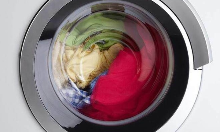 Bỏ hai chai nước vào máy giặt có tác dụng gì?