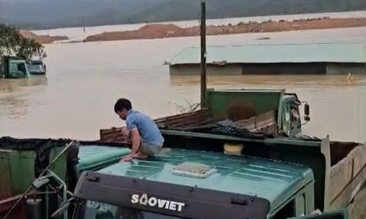 Cứu hộ thành công hơn 40 công nhân mắc kẹt do mưa lũ tại cao tốc Chí Thạnh – Vân Phong