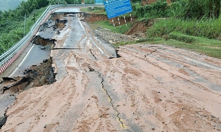Đèo Khánh Lê xuất hiện thêm điểm sạt lở, có đoạn nứt toác gần nửa mặt đường
