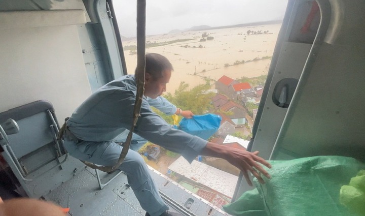 Tin thời sự ngày (23/11): 2 trực thăng thả đồ cứu trợ cho vùng cô lập ở Đắk Lắk