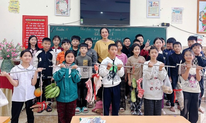 Video học sinh gánh