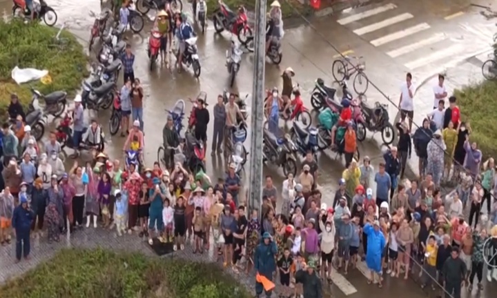 Clip: Người dân Đắk Lắk vẫy tay mừng rỡ khi thấy trực thăng chở hàng cứu trợ 