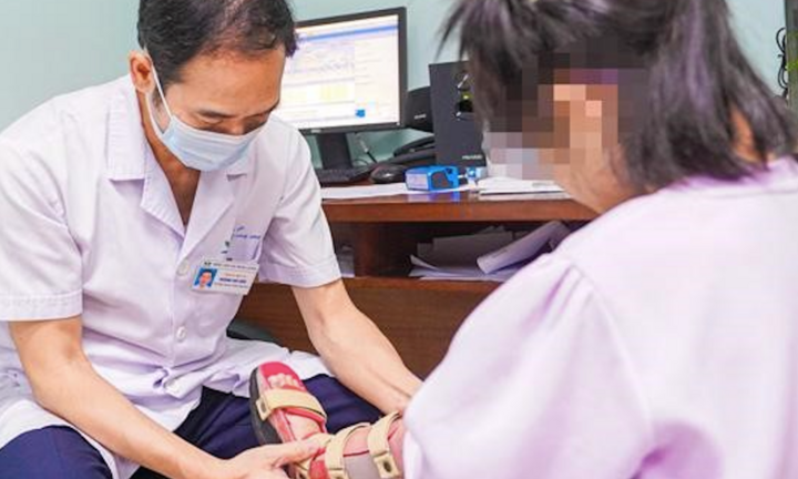 Tin tức đời sống 24/11: Bé gái có thể tự đi lại sau 6 năm được cha mẹ cõng trên lưng