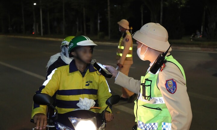 Hà Nội: Xử lý 284 trường hợp vi phạm nồng độ cồn trong ngày cuối tuần