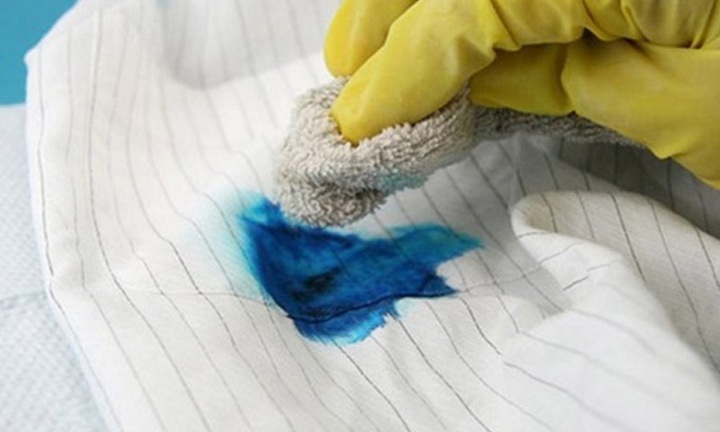  Làm thế nào để tẩy sạch vết mực trên đồng phục học sinh?