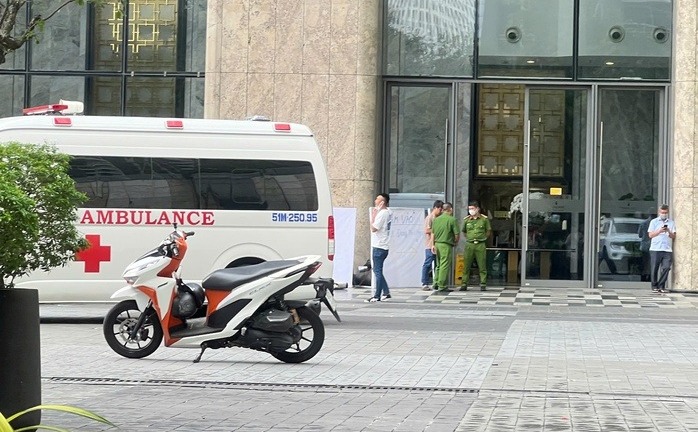 Phát hiện thi thể nam giới trong túi bạt tại một tòa nhà ở TP.HCM, công an đang truy bắt 2 nghi phạm