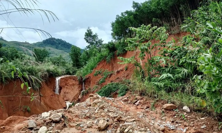 Cận cảnh đường đứt gãy tạo hố sâu 35m, hơn 300 người dân tại một thôn ở Quảng Ngãi bị chia cắt