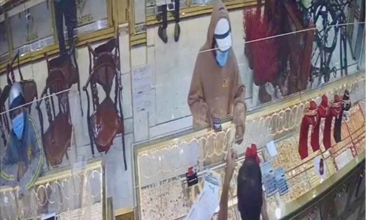 Clip thanh niên cướp giật dây chuyền trị giá 120 triệu tại tiệm vàng ở Đồng Tháp