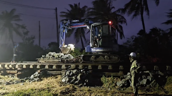 Ngành Đường sắt xuyên đêm khắc phục hậu quả mưa lũ