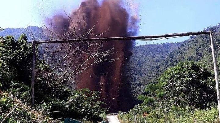 Phú Thọ: Huỷ nổ quả bom nặng khoảng 1,2 tấn được phát hiện gần cầu Việt Trì