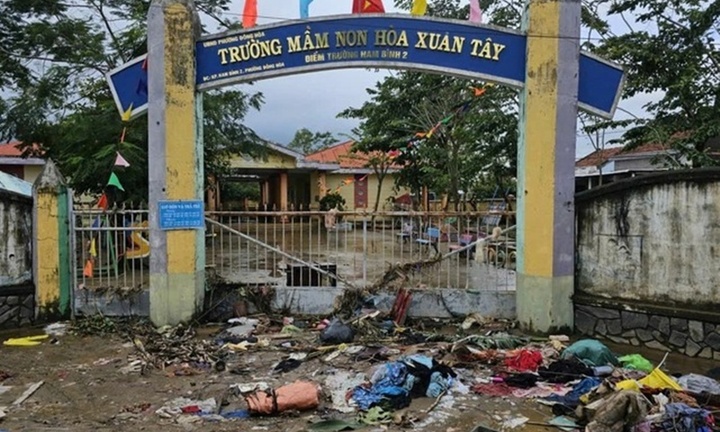 Trường học tan hoang sau ngập lụt lịch sử, sân trường ngập bùn, thiết bị hư hỏng