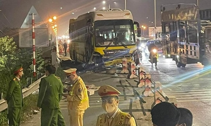 Xe khách mất lái lao vào làn xe máy trên cầu Thanh Trì, 2 người tử vong