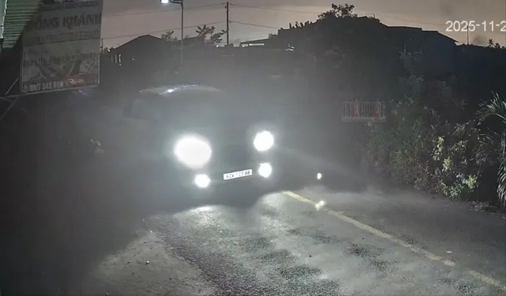 Camera an ninh ghi cảnh người đàn ông đi xe ô tô 7 chỗ trộm chó trong đêm