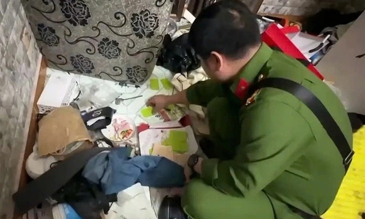 Cảnh sát ném lựu đạn khói, dùng flycam vây bắt nhóm tàng trữ 50.000 viên ma túy