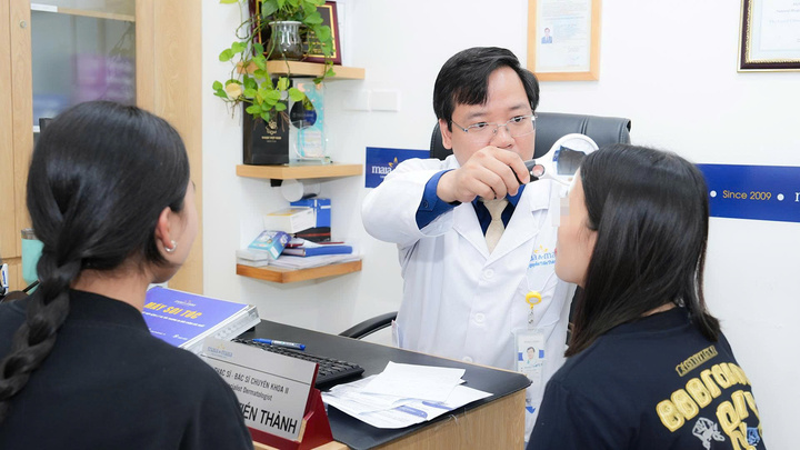 Dùng quà mỹ phẩm bạn trai tặng , cô gái